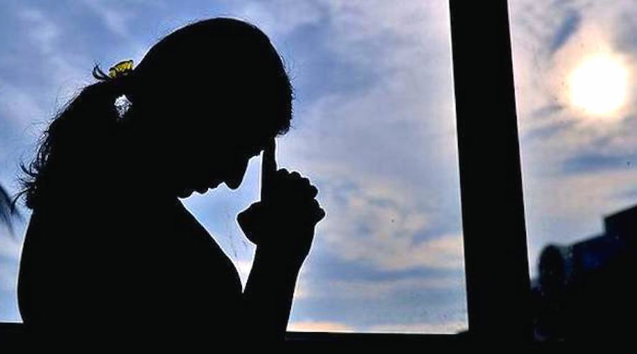 In lacrime telefona ai carabinieri "mi suicido lanciandomi da un dirupo". Salvata 53 Suicidio donna