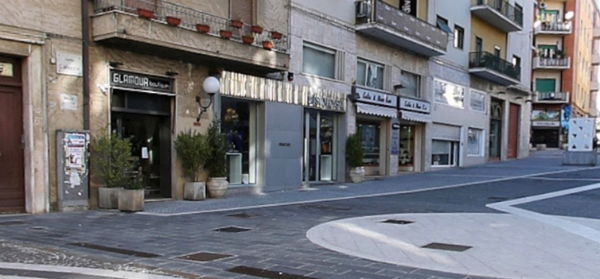 Ruba un orologio in un negozio in pieno centro, la proprietaria lo insegue: Polizia riesce a bloccarlo 51 Svarosky