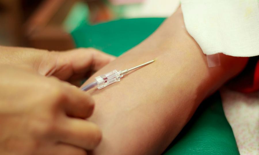 Testimoni di Geova negano trasfusione alla figlia, interviene il magistrato e la autorizza 53 TRASFUSIONE sangue