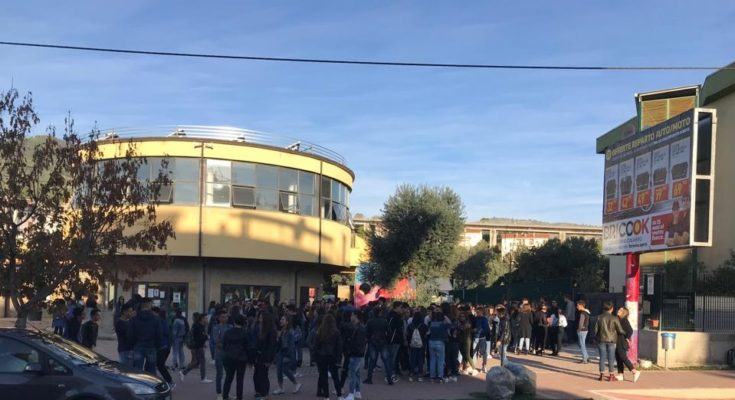 Studenti disertano la scuola in attesa della 'cacciata' della docente che li insulta 51 TREBISACCE STUDENTI IN PROTESTA 735x400 1