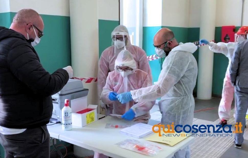 Contagi al galoppo "previsti 400mila al giorno". E spunta la nuova variante Deltracron 65 Tamponi contagi 2