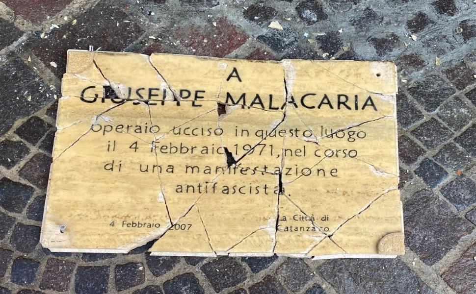 Targa antifascista danneggiata, domani tornerà al suo posto 51 Targa Malacaria Danneggiata