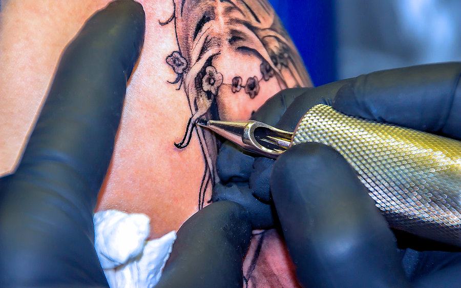 Tatuatore nas controllo inchiostri