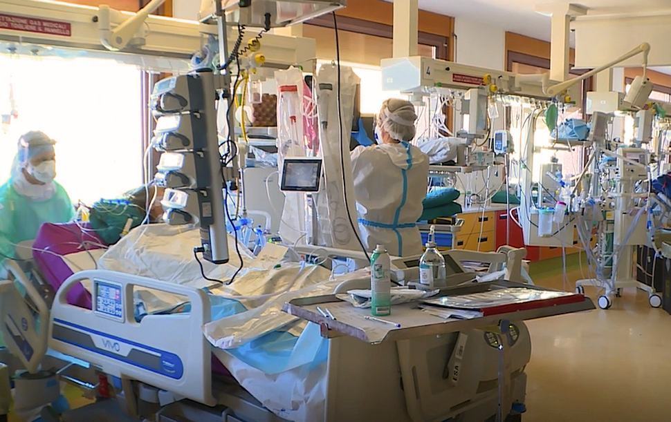 Terapia intensive occupate da No Vax. E i malati di tumore non possono essere operati 56 Terapie intensive