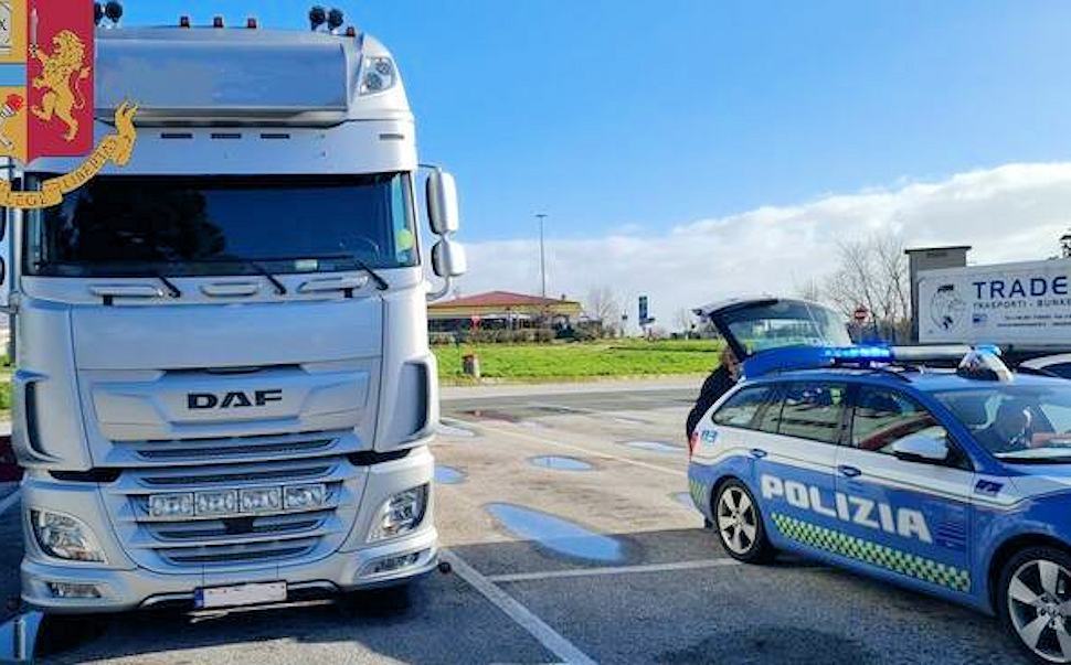 Vogliono oltrepassare il confine, ma si nascondono sul tir 'sbagliato' diretto in Calabria 51 Tir Francia