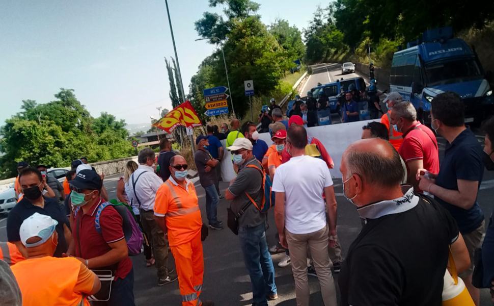 Tirocinanti, nuova protesta sulla 107 a Spezzano Sila 51 Tirocinanti protesta 107 spezzano sila