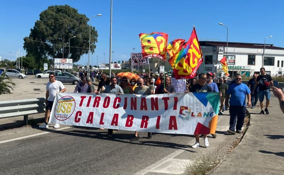 Tirocinanti protesta Crotone 02