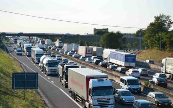 Trasporto autocarri leggeri e pesanti: l'aumento maggiore a Cosenza, ma veicoli vecchi e inquinati 71 Trasporto su gomma