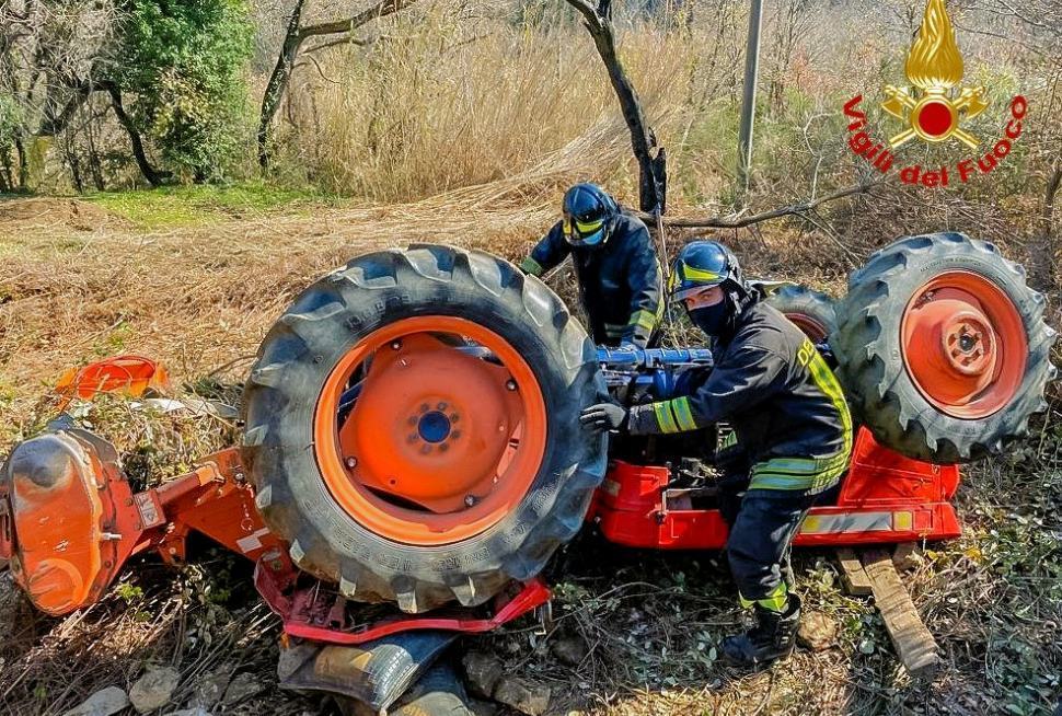 Aiello Calabro, si ribalta il trattore. Paura per un agricoltore rimasto ferito 65 Trattore Aiello Calabro