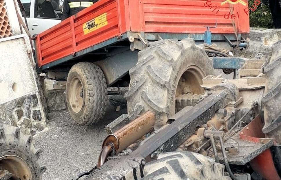 Si ribalta il trattore: agricoltore 53enne muore schiacciato 51 Trattore Lamezia