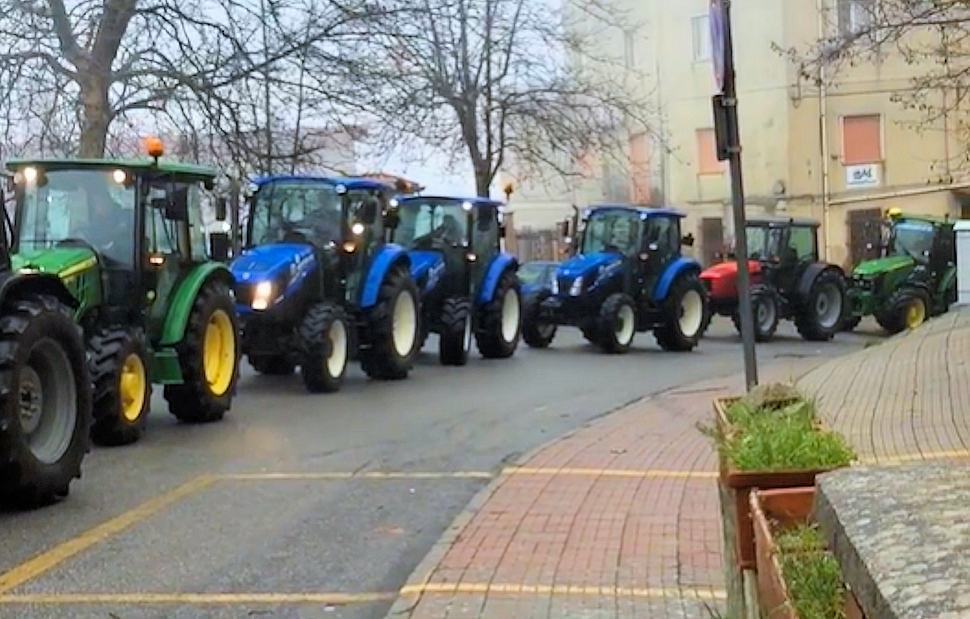 Trattori in protesta a Bisignano contro il depuratore. "Qui vogliamo fare agricoltura" 51 Trattori Protesta Bisignano