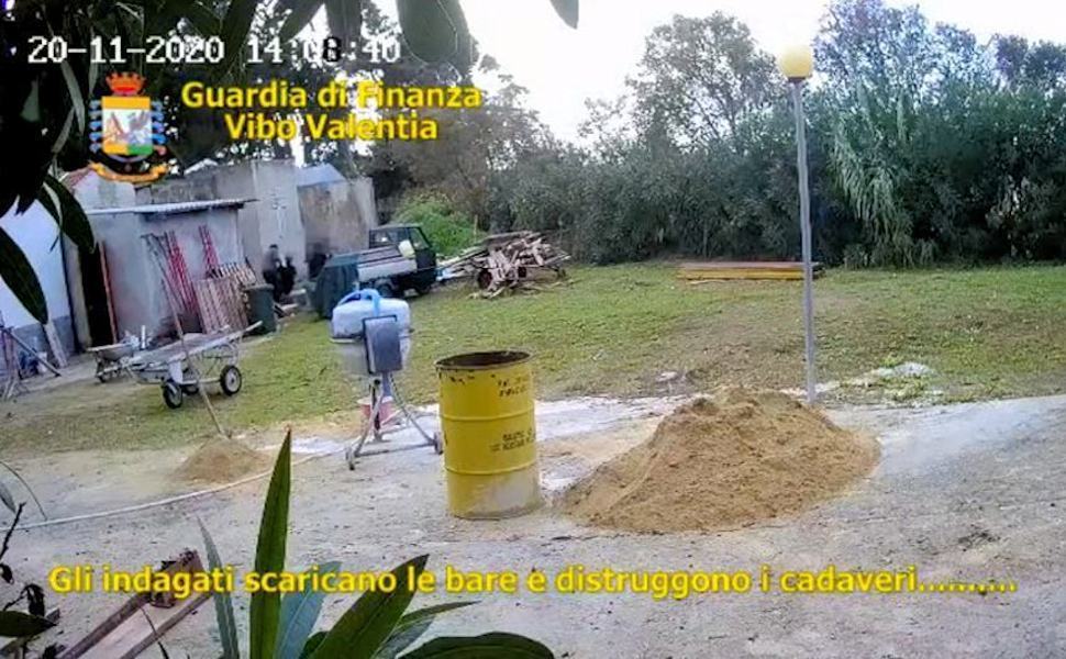 Tombe profanate e cadaveri bruciati. Ai domiciliari dipendente del Comune e figlio 51 Tropea cimitero