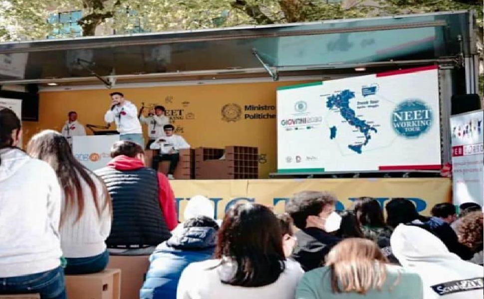 Giovani e opportunità di lavoro, a Cosenza farà tappa il NEET Working Tour 51 Truck NEET Working Tour
