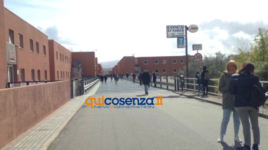 Unical: giovane aggredisce prete e danneggia una chiesa. Trovato con una spranga sulla 107 59 Unical 17
