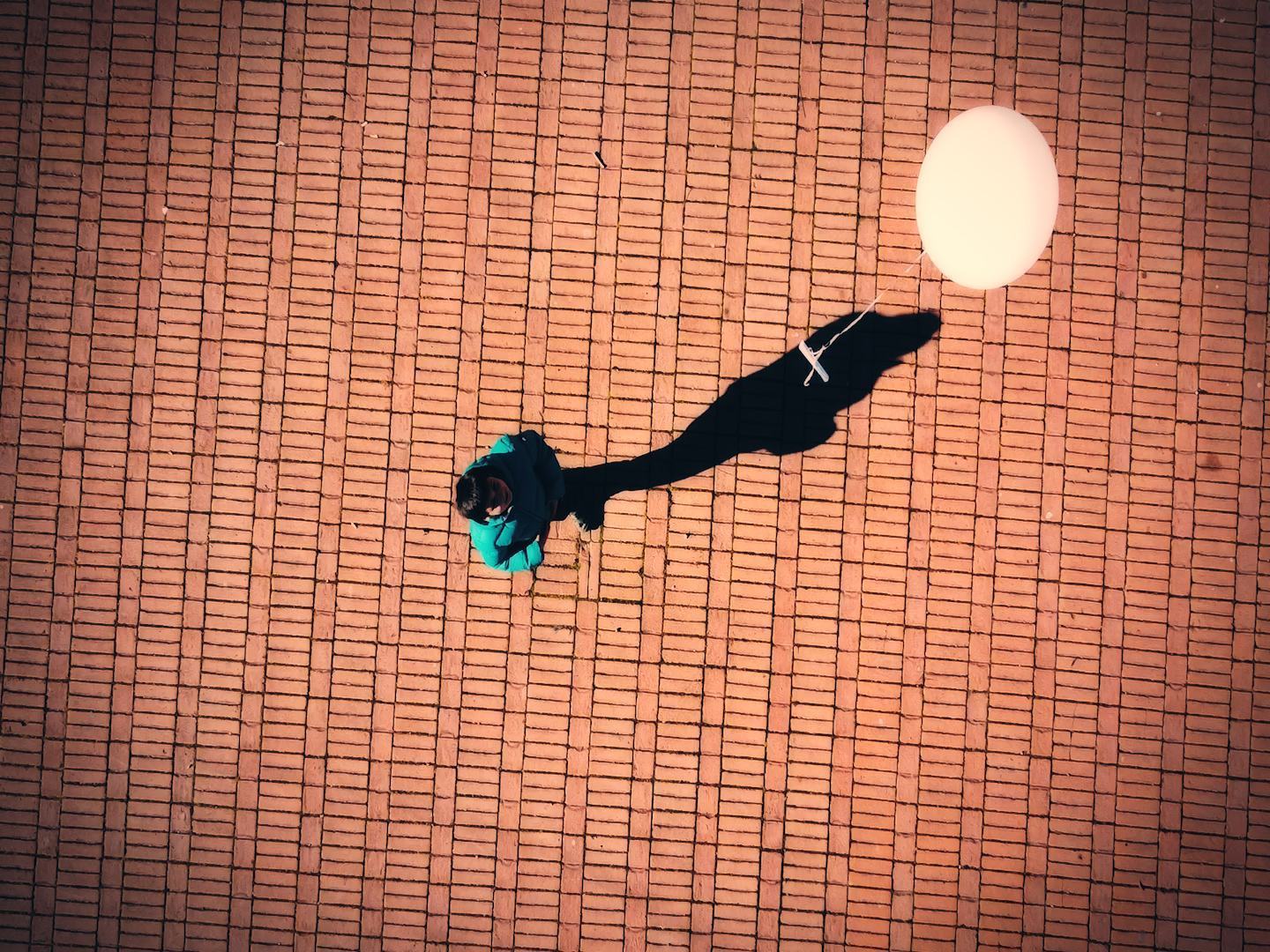 "Via col vento", palloncino viaggia nel cielo e unisce le vite di perfetti sconosciuti 52 VIA COL VENTO MASTER.00 06 26 08.Immagine004