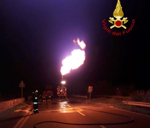 Paura sulla Statale 106: si ribalta e va a fuoco un'autocisterna di GPL (VIDEO) 53 VVF Crotone