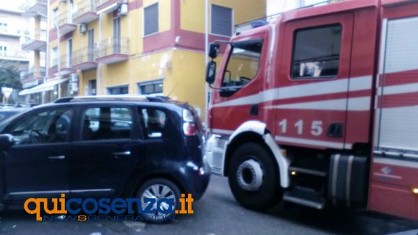 FOTONOTIZIA - Parcheggio selvaggio blocca i Vigili del Fuoco: traffico in tilt su via Miceli 59 VVF2 1