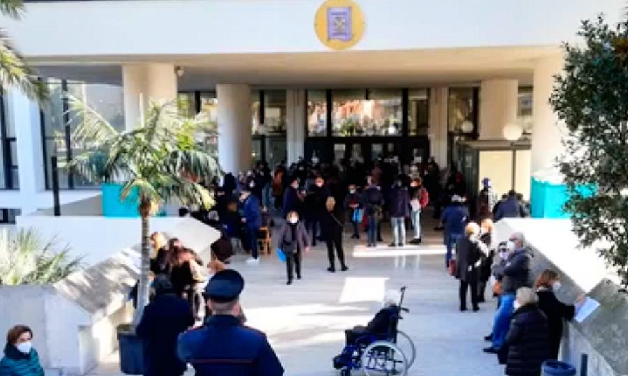 Vaccini, non solo ritardi e confusione. Ora il rischio sono attese e assembramenti 51 Vaccini Code Calabria