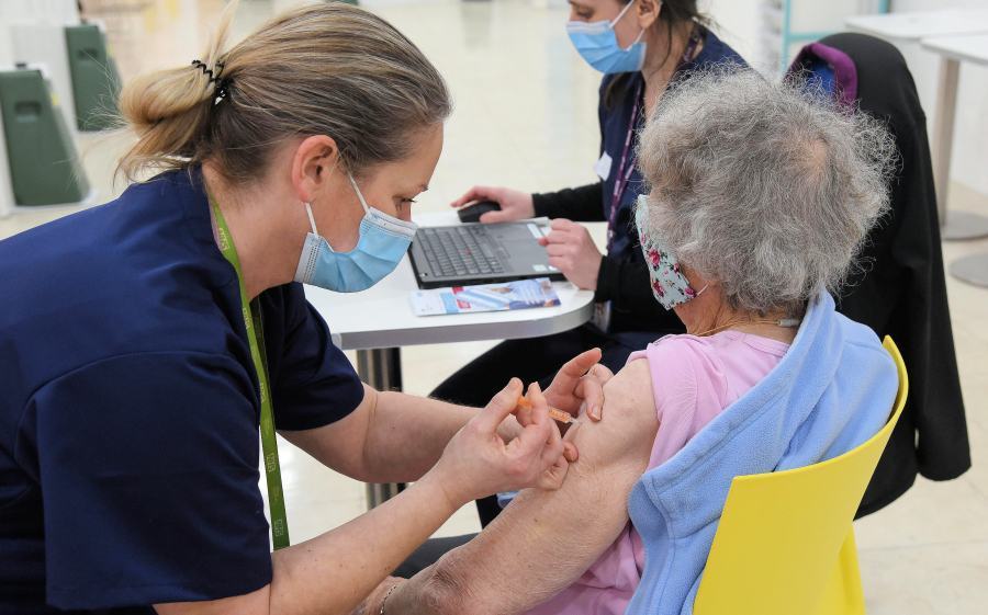 In Calabria sanitari quasi tutti vaccinati. Ora gli over 80, ma non c'è ancora una data 53 Vaccini anziani