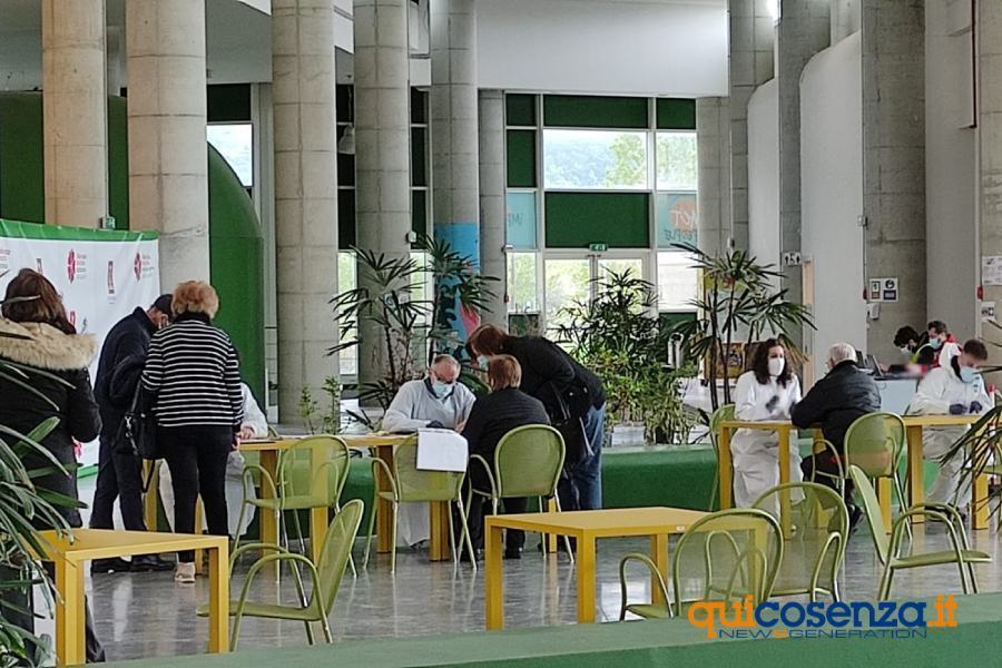 Vax Day a Rende, dott. Rausa: "abbiamo vaccinato anche i non prenotati" 59 Vaccini vax day parco acquatico rende 03