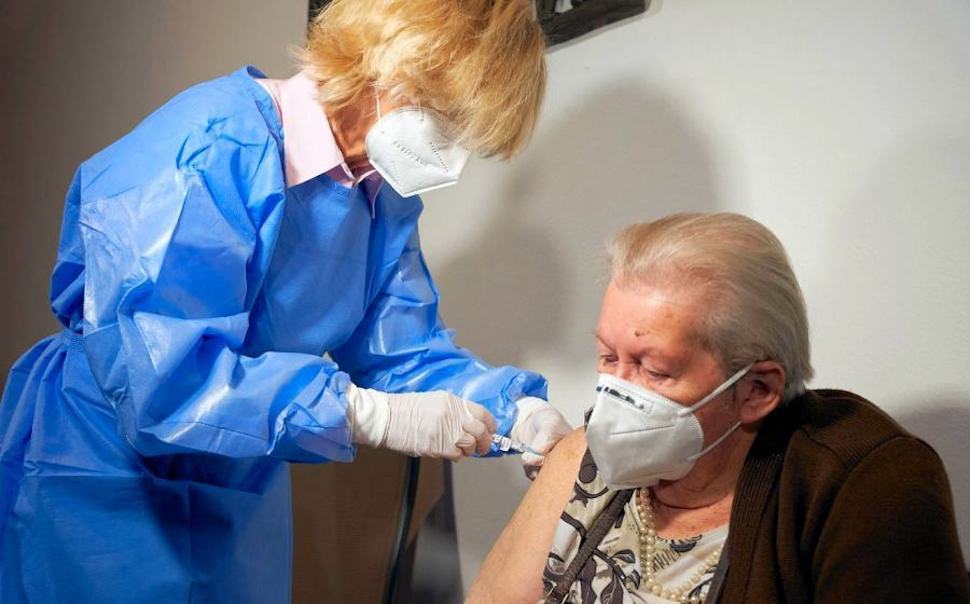 Terza dose vaccino, ok dell'Aifa a immunodepressi, anziani Rsa e sanitari a rischio 80 Vaccino anziani 4