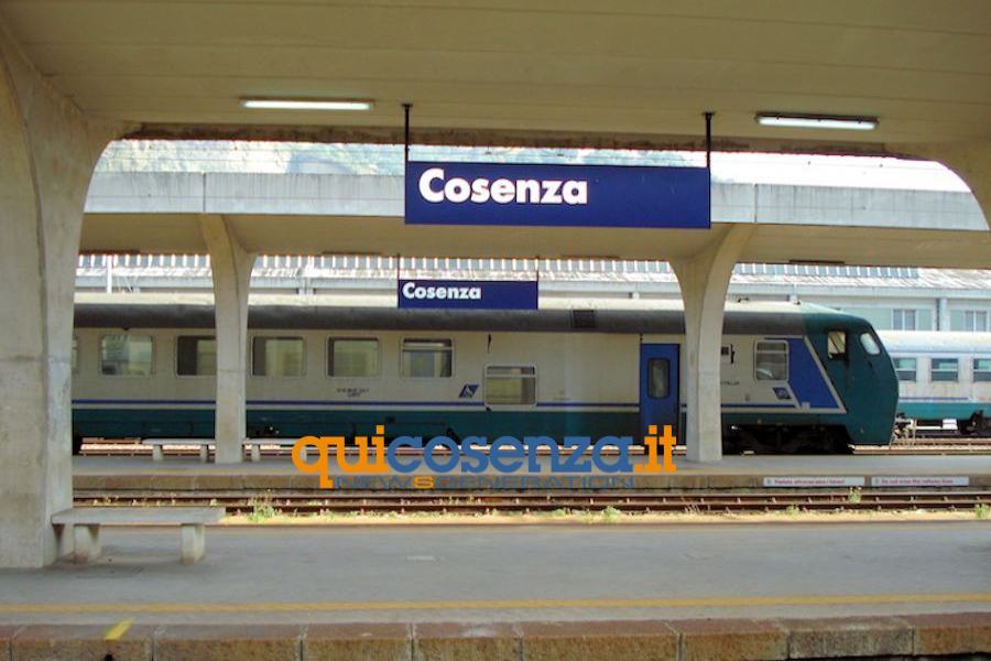 Cosenza: poliziotti della Volante salvano un 28enne, era sui binari e voleva togliersi la vita 51 Vaglio Lise stazione cosenza treni 1