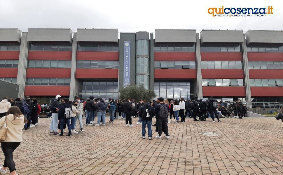 Processo sulle presunte molestie al "Valentini-Majorana": docente Bastone aggredito dal padre di una giovane 52 Valentini-Majorana