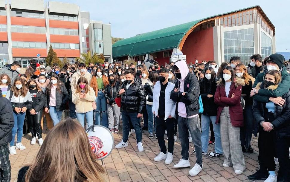 Ascoltata dal pm la studentessa che denunciò le molestie sessuali. Anche Caruso alla manifestazione 51 Valentini Majorana Protesta2 1