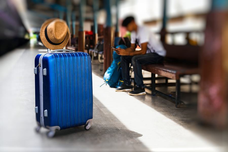 Oltre 15.000 voli cancellati ad agosto. Operatori: "Rinviate le vacanze", Codacons "rimborsare" 62 Valigia viaggio treno 1