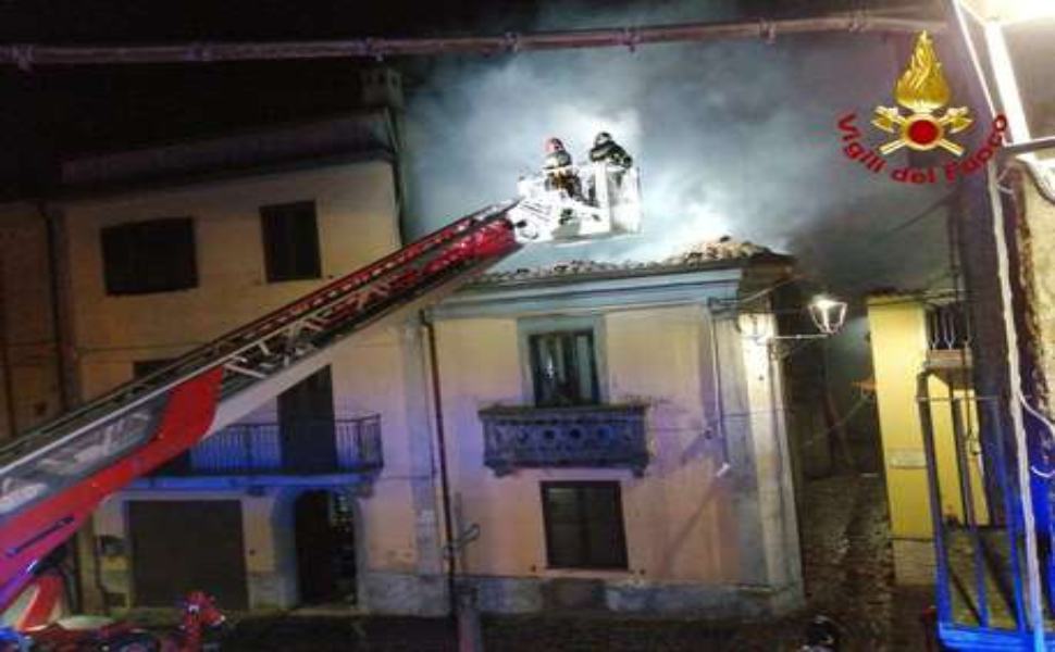 Scoppia incendio in un'abitazione: rogo forse originato da una canna fumaria 51 Vallelonga 1