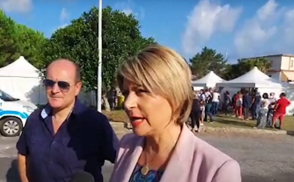 A Portosalvo i bimbi sistemati sotto i gazebo, protestano i genitori 51 Vibo Sindaco limardo protesta scuola gazebo