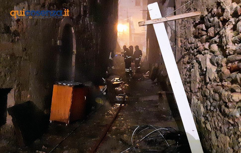 Incendio in uno stabile abbandonato (e pieno di rifiuti) nel quartiere Santa Lucia 51 Vigili Del Fuoco Cosenza Vecchia02
