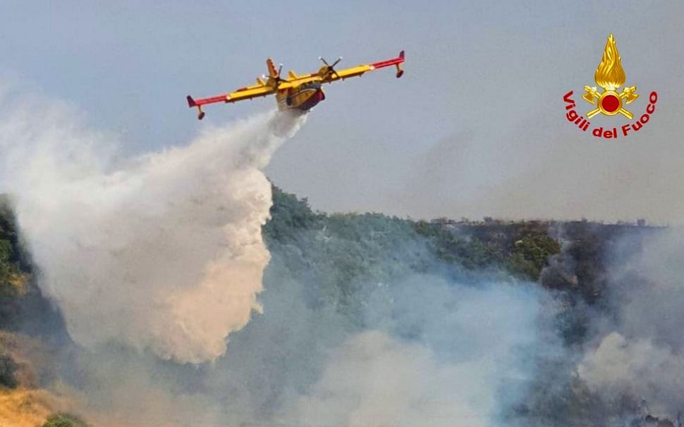 Incendi, 21 richieste di interventi aerei in tutta Italia. Sette dalla Calabria 51 Vigili Del fuoco canadair 2