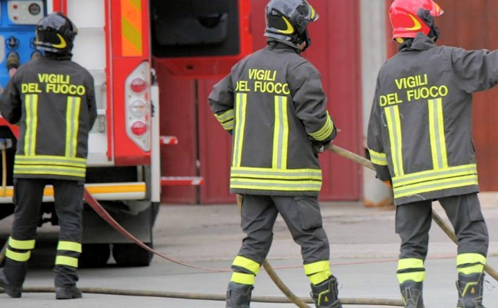 Causa l'incendio nella sua abitazione, arrestato 43enne 51 Vigili Del fuoco2