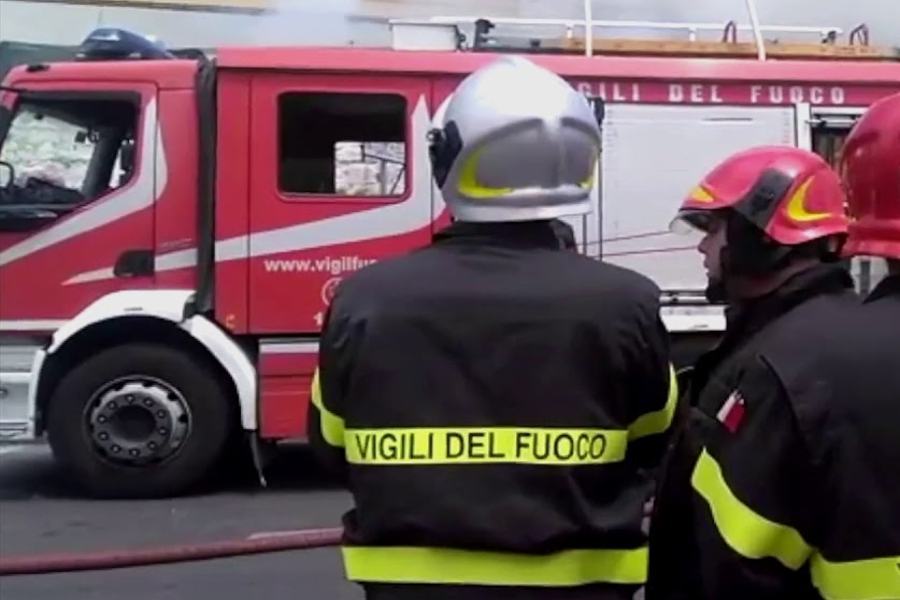 Incendio divampa in un'abitazione, vigili del fuoco salvano 90enne 51 Vigili del fuoco 1 2