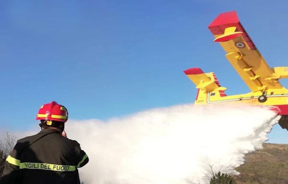 Vigili del fuoco canadair