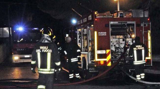 Imbarcazione data alle fiamme nella notte, accertato il dolo 51 Vigili del fuoco notturna 650x362 1