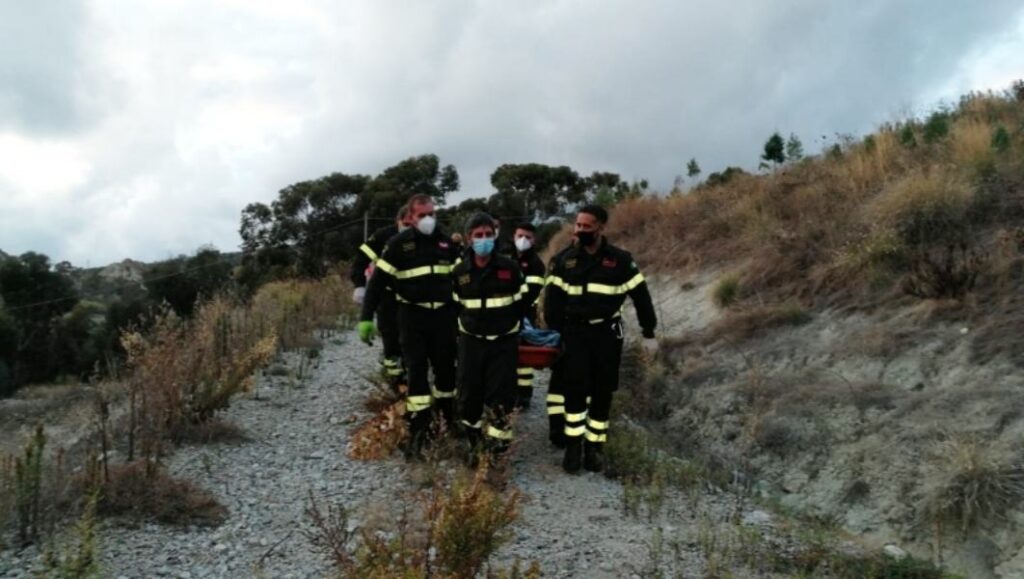 Vasto incendio si propaga per 15 ettari, ustionato un 50enne 1 Vigili del fuoco salvataggio 1