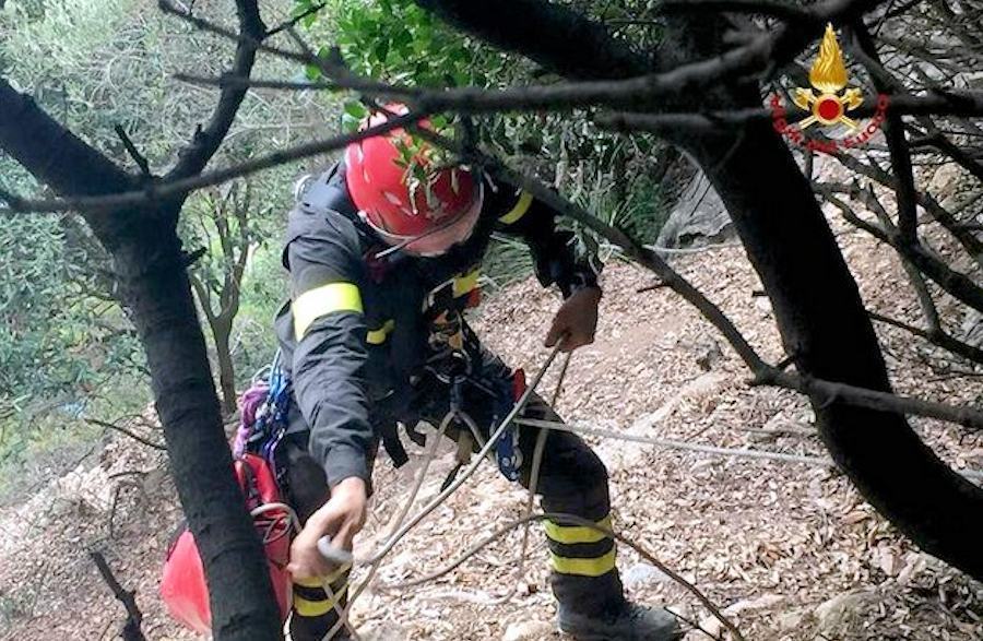 Fiumefreddo, anziano precipita in un burrone. Salvo dopo una giornata di ricerche 51 Vigili del fuoco salvataggio