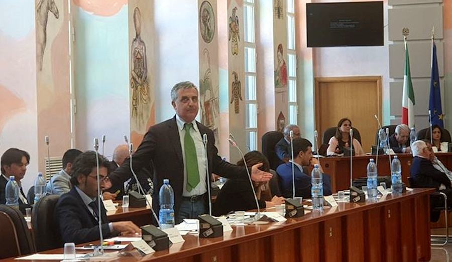 Cosenza, Granata "ignoranza della norma ed esagerata fobia". Presentata denuncia 51 Vincenzo Granata 3