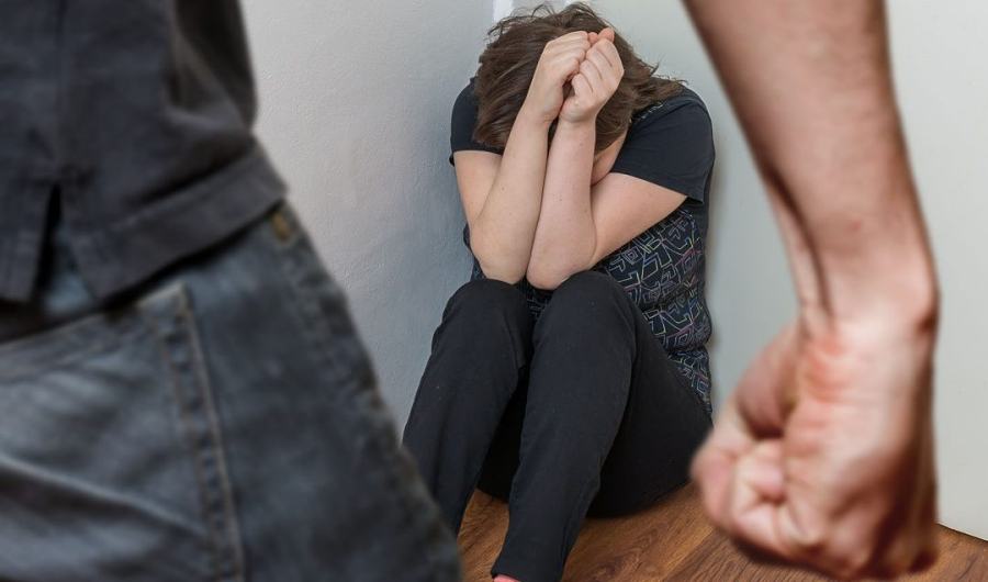 Picchiava la moglie davanti ai figlioletti: arrestato 39enne cosentino 51 Violenza donne picchia moglie maltrattamenti3 2