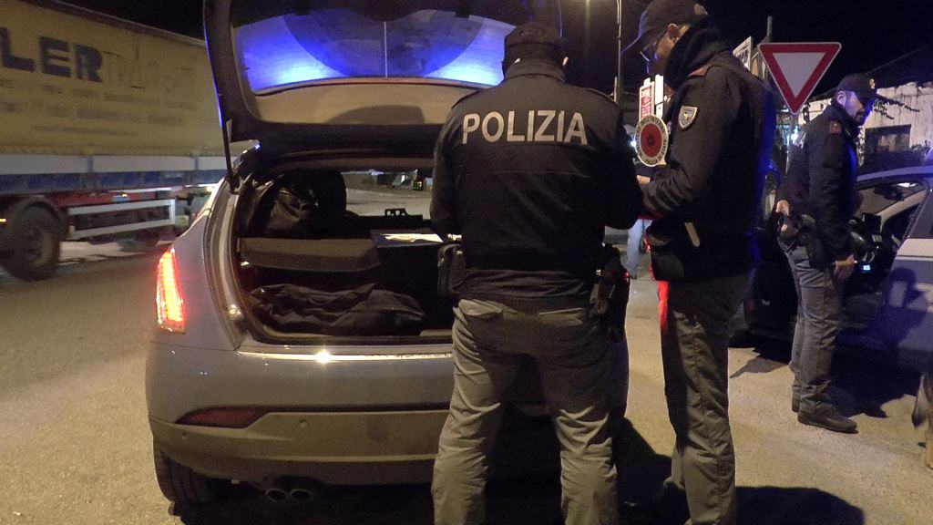 Insegue con l'auto e minaccia di morte l'ex compagna, arrestato per stalking 53 Volanti arresto