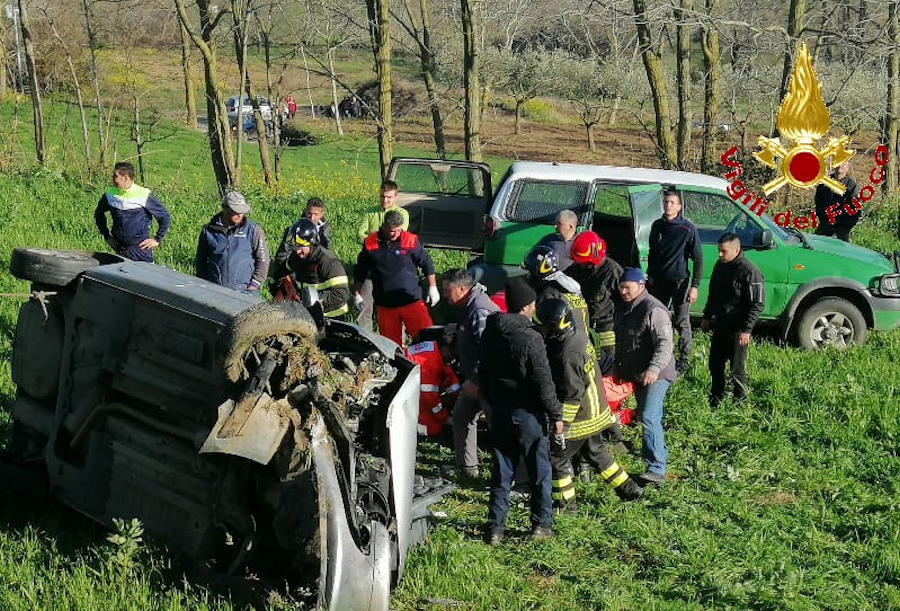 Sbandano e finiscono in un canale cappottandosi. Due feriti gravi 55 Vvfinc1