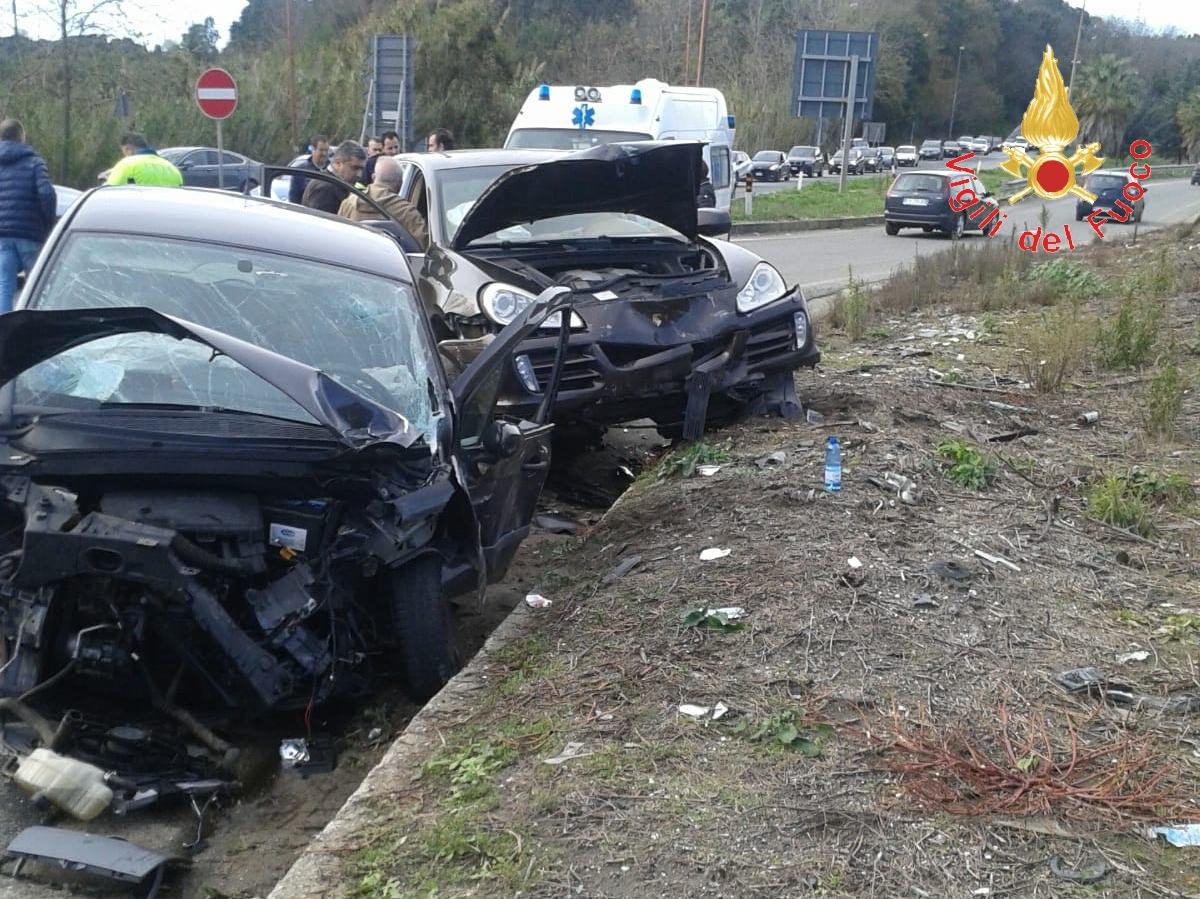 FOTONOTIZIA - Incidente nei pressi dell'incrocio del centro commerciale, una vittima 53 WhatsApp Image 2018 12 19 at 14.25.17