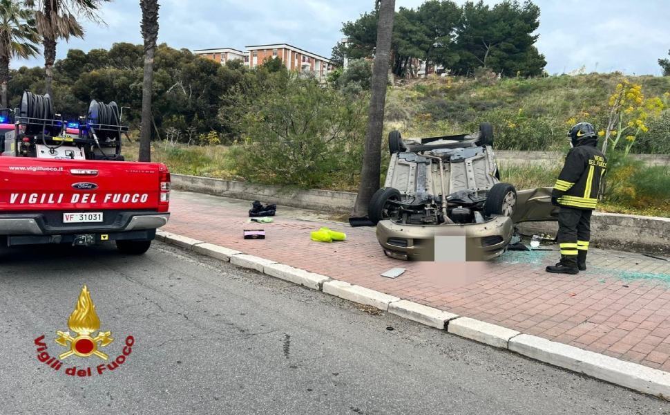 Incidente stradale, auto si ribalta e abbatte cartello pubblicitario: feriti 4 giovani 51 WhatsApp Image 2022 04 18 at 14.22.37 70386cf3