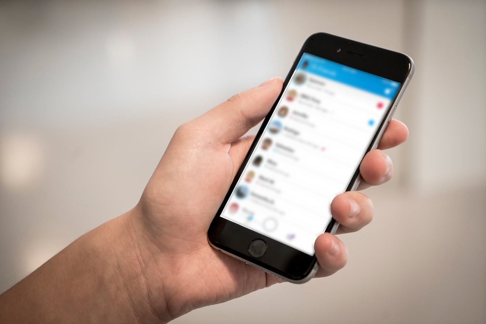 Coronavirus, diffonde su WhatsApp il video di un presunto caso a Crotone. Identificato 51 Whatsaspp telefono