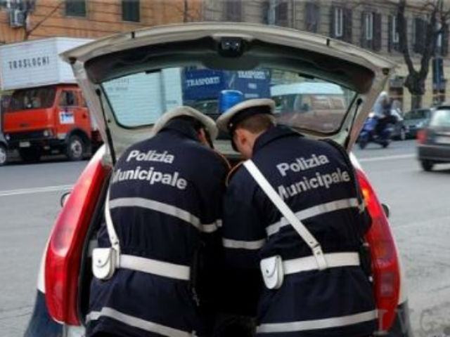 Sicurezza: "le luci blu" illuminano Via Panebianco 77 a0e8823e226e7d56487c4040d3ba472c