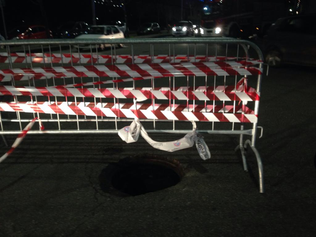 Cosenza, piazza Matteotti, cede l'asfalto in pieno traffico 62 a5439f15 3f3c 4b95 b903 907e0bbddd3c