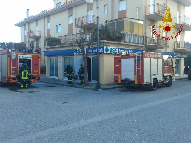 Rocca Imperiale: paura in banca, scoppia un incendio 51 a7a067594506e5669665df7513e36111