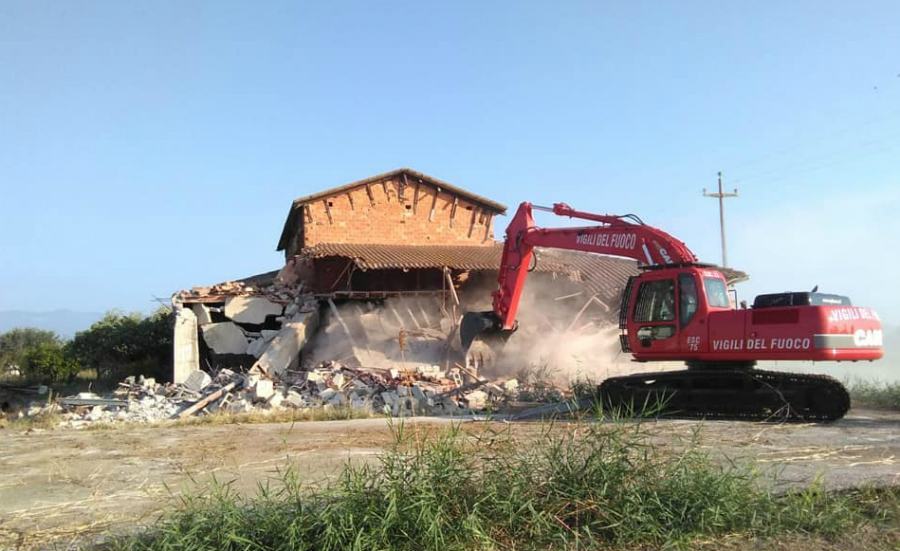 abbattimento abusivo cassano ionio vigili fuoco 04